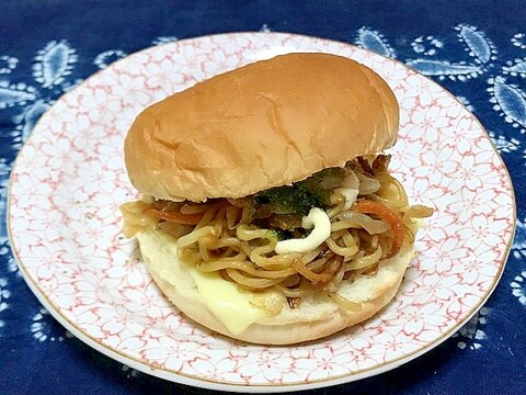 チーズ入り焼きそばバーガー